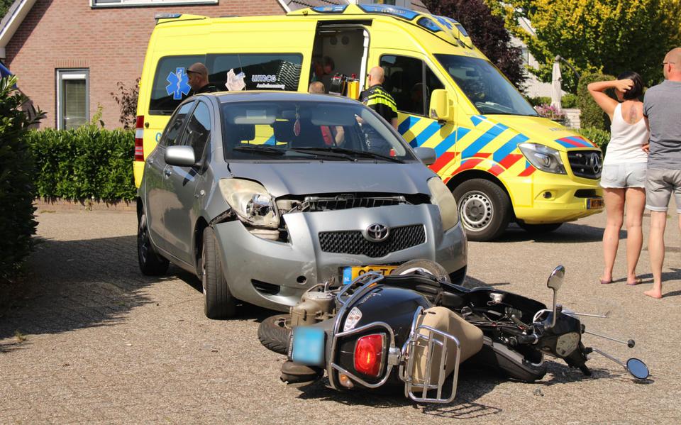 Scooterrijder naar ziekenhuis na aanrijding met auto in Klazienaveen.