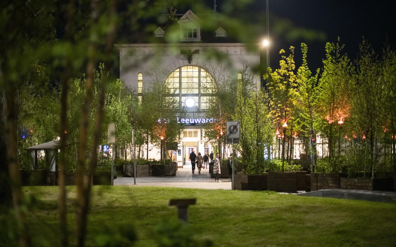 Vrijwilligers verplaatsen de 1200 bomen van 'Bosk' elke dag naar een andere plek in Leeuwarden. Hier staat 'Bosk' voor het Station. Vrijwilligers verplaatsen de 1200 bomen van 'Bosk' elke dag naar een andere plek in Leeuwarden. Hier staat 'Bosk' voor het Station.