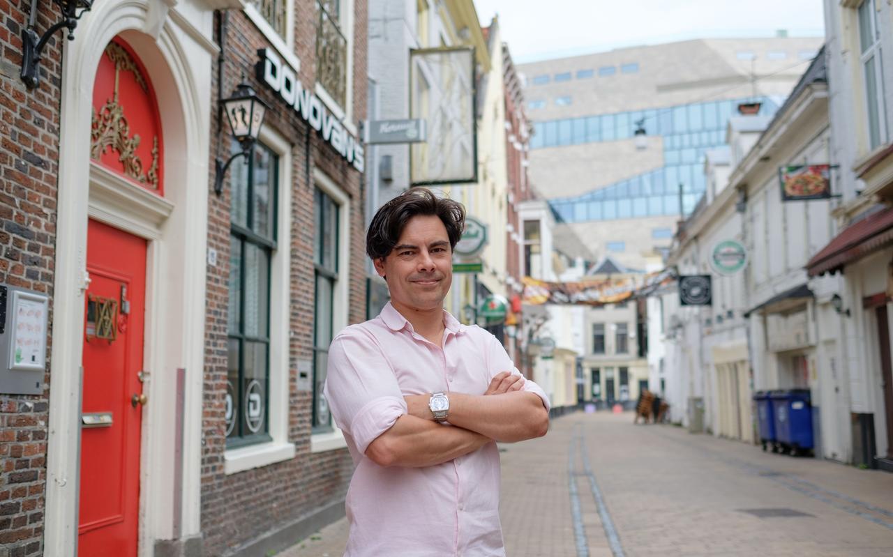 Sam Wijnberg bij het pand in de Peperstraat waar vroeger De Kar gevestigd was (en nu Donovan's). Sam Wijnberg bij het pand in de Peperstraat waar vroeger De Kar gevestigd was (en nu Donovan's).