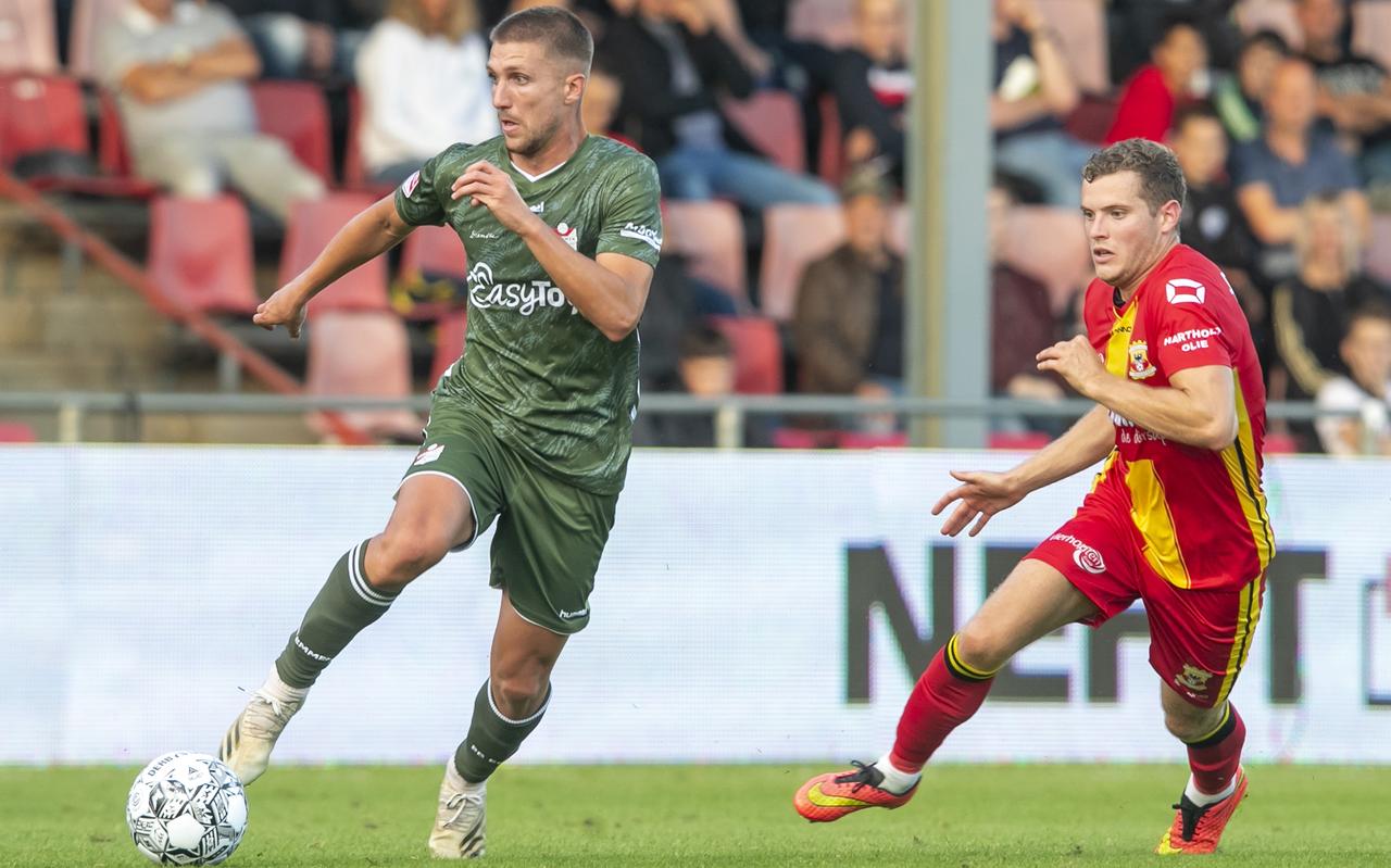 FC Emmen-speler Peter van Ooijen in duel met Go Ahead Eagles-speler Philippe Rommens FC Emmen-speler Peter van Ooijen in duel met Go Ahead Eagles-speler Philippe Rommens