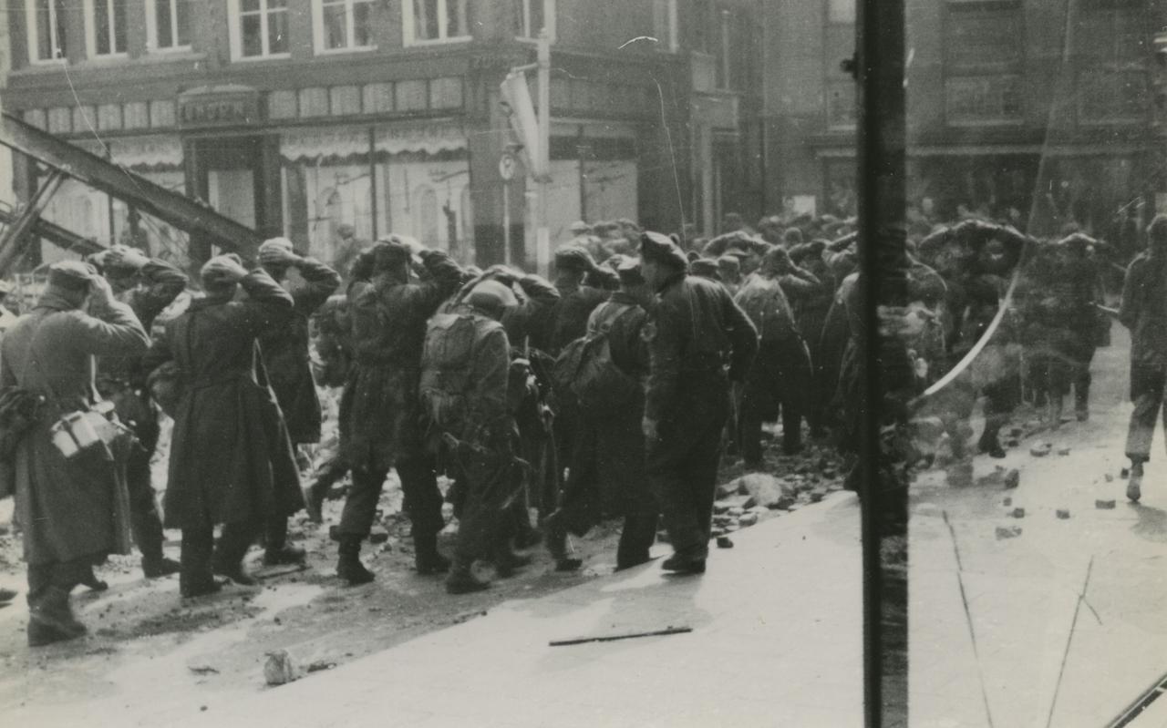 Gevangengenomen Duitsers met op de achtergrond de winkel van de familie Zuhorn. Gevangengenomen Duitsers met op de achtergrond de winkel van de familie Zuhorn.