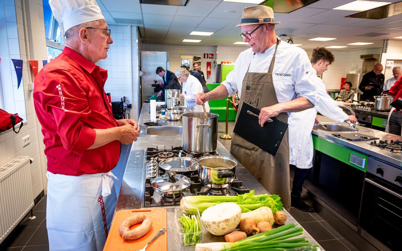 WK snert- en stamppotkoken. De juryleden proeven. WK snert- en stamppotkoken. De juryleden proeven.