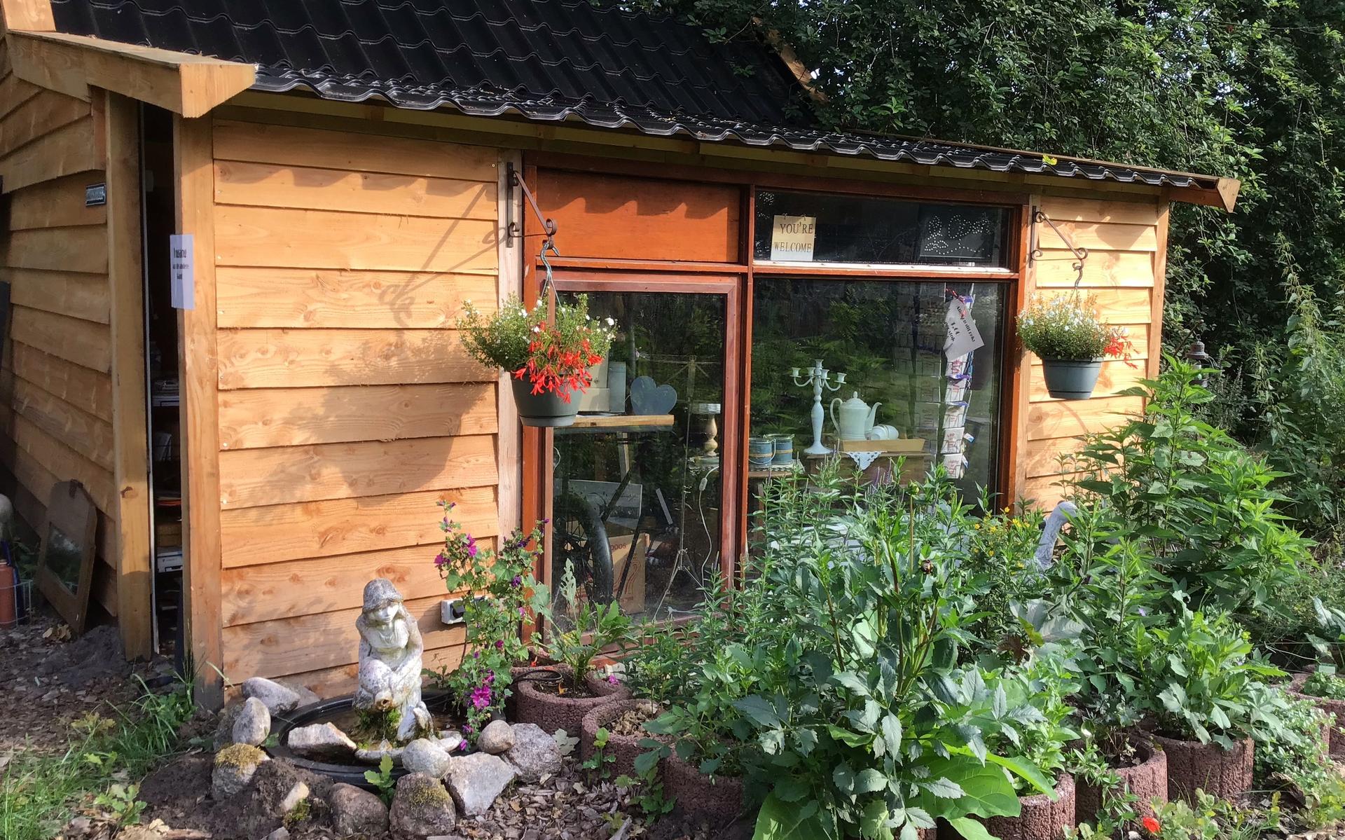 Kaatjes Snuffelschuur in Mussel verkoopt spulletjes vanaf 10 eurocent. Opbrengst goede doelenwinkel 