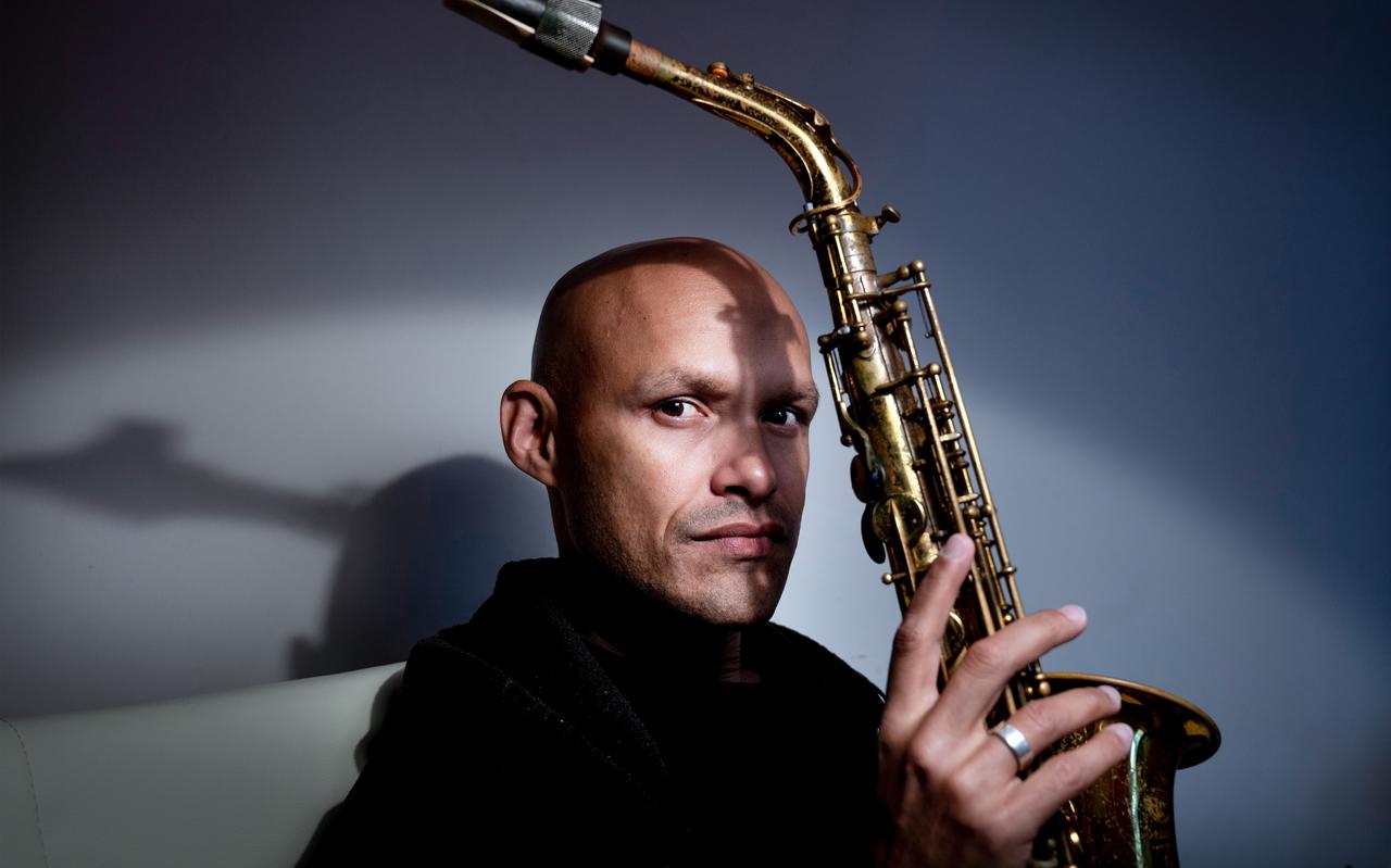 Saxofonist Miguel Zenón, een van de hoofdgasten op Jazz te Gast, op zijn kamer in hotel In 't Holt, Zuidhorn.