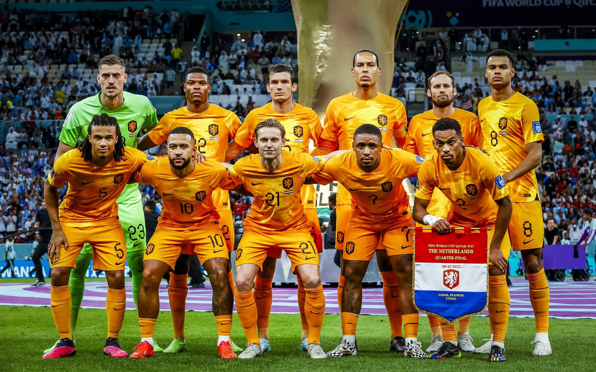 Het Nederlands elftal voor aanvang van de kwartfinalewedstrijd tegen Argentinië.