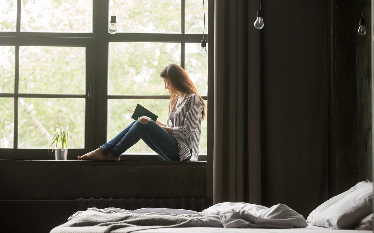 De wereld werd overvallen door een pandemie. En ineens is het een groot voordeel als je introvert bent, goed gedijt op alleen zijn en je jezelf thuis prima kunt vermaken. De wereld werd overvallen door een pandemie. En ineens is het een groot voordeel als je introvert bent, goed gedijt op alleen zijn en je jezelf thuis prima kunt vermaken.