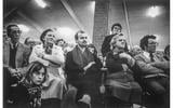 Foto uit een UK Kin 1984. Pim Fortuyn (met baardje) op het Volkscongres in Winschoten.