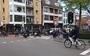 Tientallen scooters rijden door Groningen