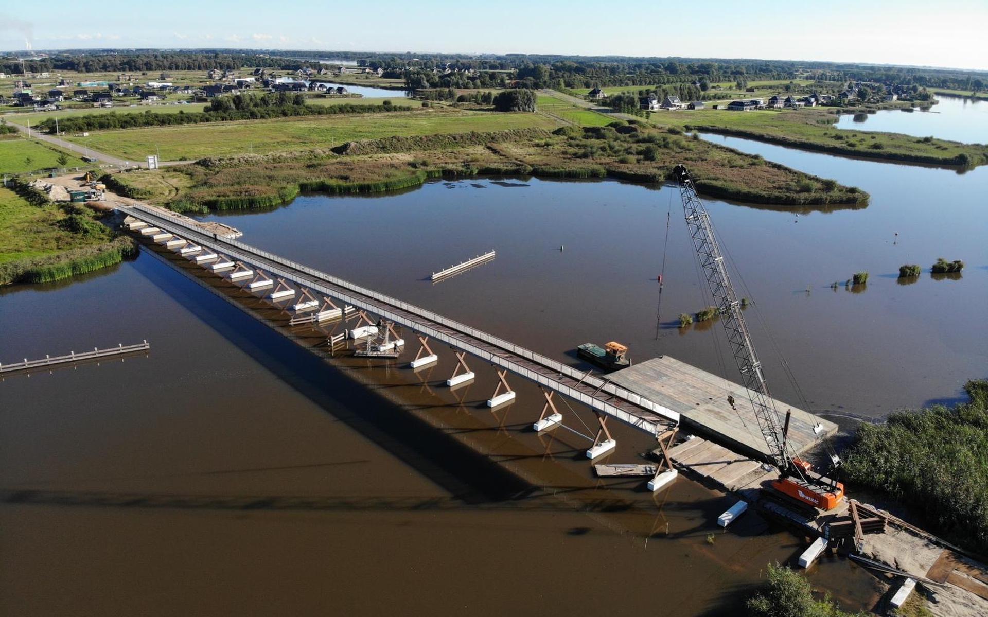 De bouw van de brug tussen Winschoten en Blauwestad ligt op schema.