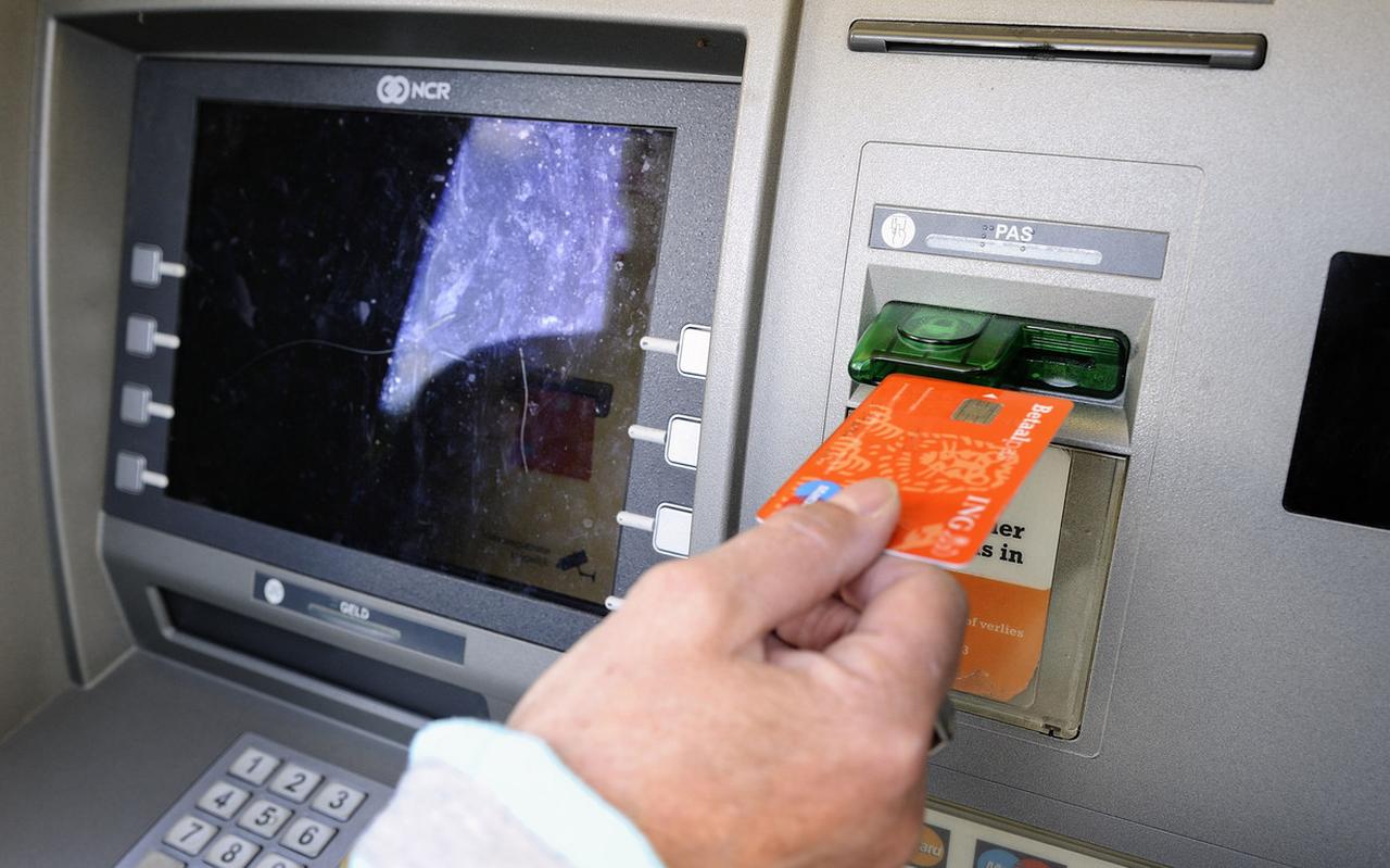 In korte tijd werden duizenden euro's van de bankrekening van de bejaarde man uit Assen gepind. In korte tijd werden duizenden euro's van de bankrekening van de bejaarde man uit Assen gepind.