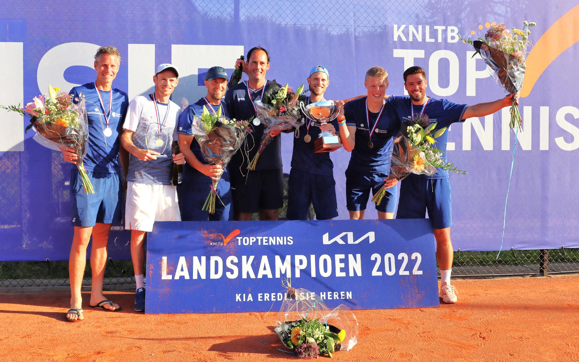 De tennissers van Sportverlichting.com Suthwalda vieren de titel. Van links naar rechts Jasper Smit, Erik Dallinga, Boy Westerhof, captain Floris Kilian, MIliaan Niesten, Jarno Jans en Tim van Terheijden.