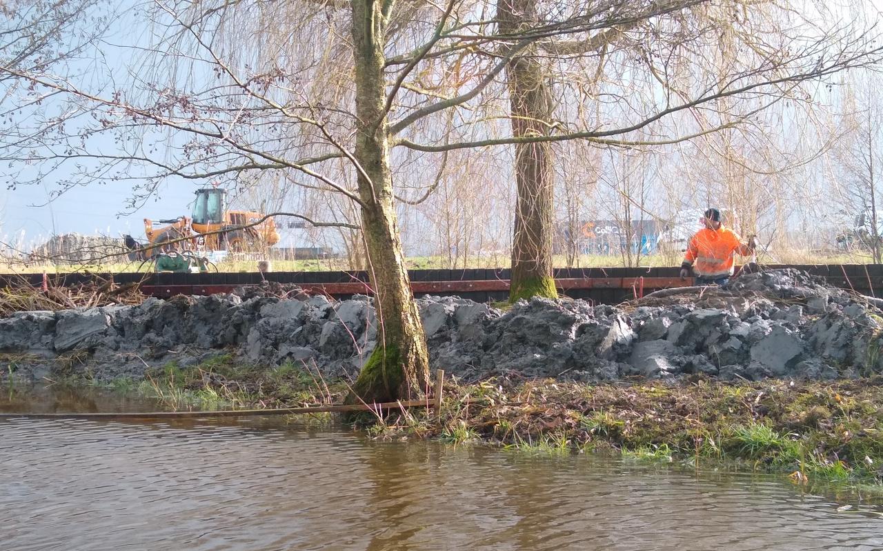 Een nieuwe waterkering op het erf van werfbaas Pieter Wijma in de buurtschap De Poffert moet het Groningse bedrijvenpark Westpoort (achtergrond) afschermen van het Reitdiep. Door de zware regen van de afgelopen tijd ging het deze week echter nog bijna mis, net voor de damwand klaar is. Een nieuwe waterkering op het erf van werfbaas Pieter Wijma in de buurtschap De Poffert moet het Groningse bedrijvenpark Westpoort (achtergrond) afschermen van het Reitdiep. Door de zware regen van de afgelopen tijd ging het deze week echter nog bijna mis, net voor de damwand klaar is.