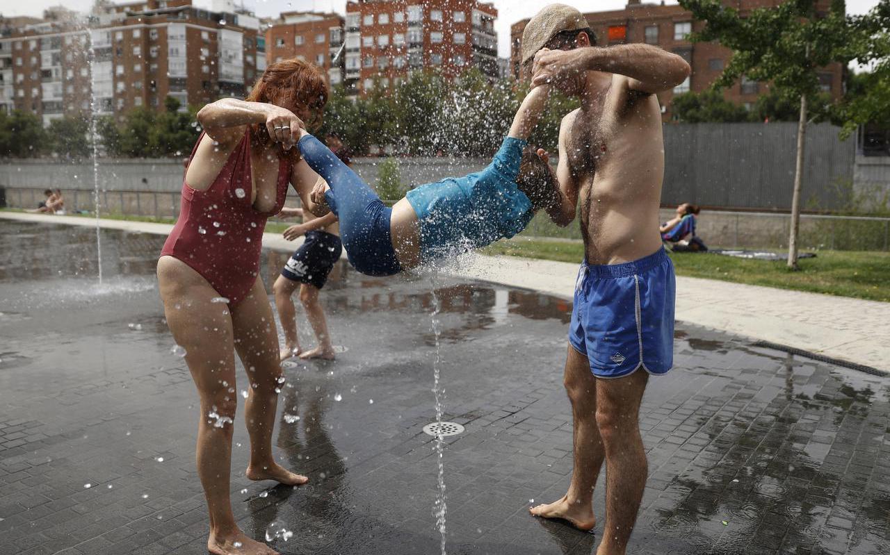 In de Spaanse hoofdstad Madrid zoeken mensen verkoeling. In Spanje is het op sommige boven de 42 graden Celsius.