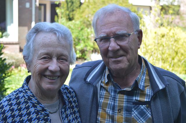 Zandrie (82) en Truus (80) uit Oosterhesselen zijn 60 jaar getrouwd. ‘Het is heerlijk om mensen te h