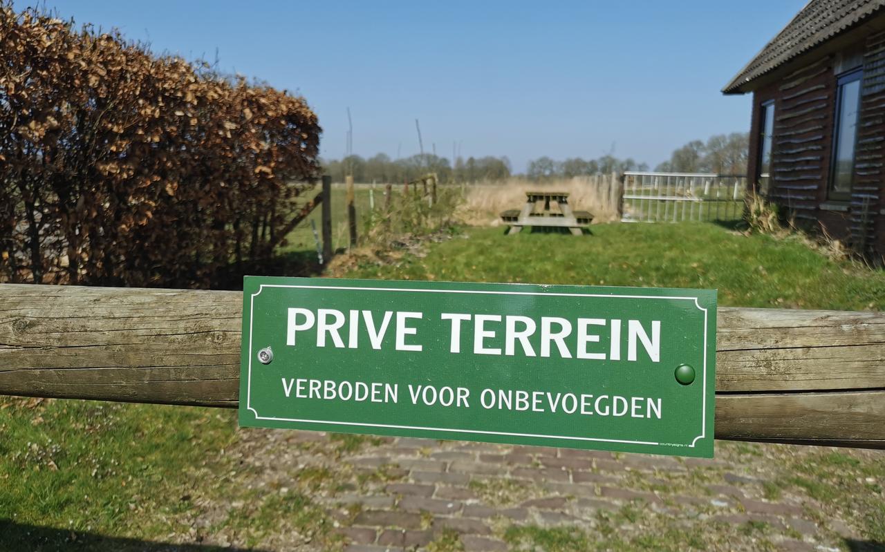 Het gehekelde stukje tuin achter deze slagboom, tussen het tuinhuisje (r) en heg (l). Het gehekelde stukje tuin achter deze slagboom, tussen het tuinhuisje (r) en heg (l).