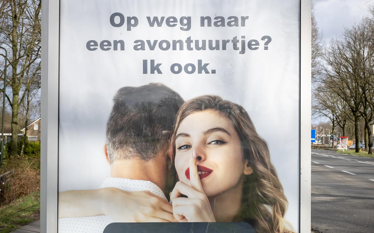 De reclameposters van Second Love zijn kerken in Hoogeveen een doorn in het oog