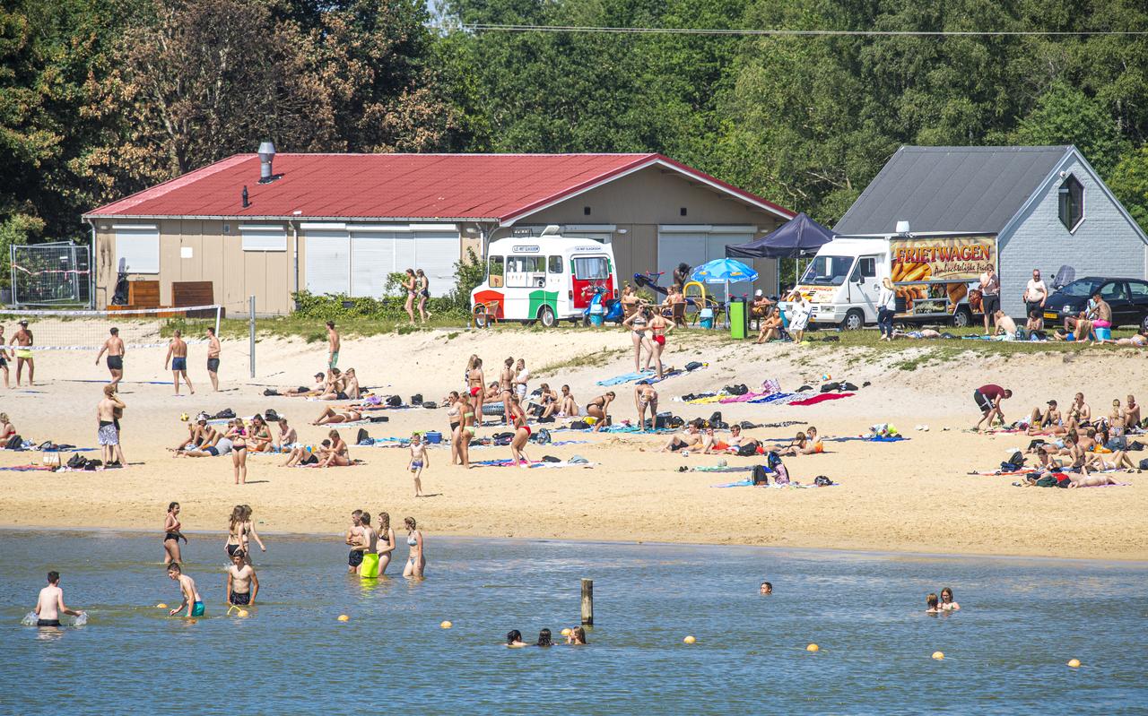 In 2020 brandde het horecagebouw (met het rode dak) aan de Baggelhuizerplas af. Strandgangers konden toen toch wat kopen bij een een ijsco- en frietwagen. In 2020 brandde het horecagebouw (met het rode dak) aan de Baggelhuizerplas af. Strandgangers konden toen toch wat kopen bij een een ijsco- en frietwagen.