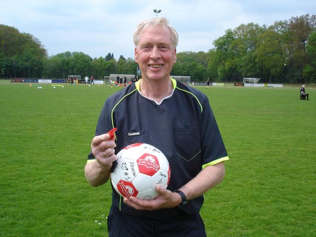 Jan Roelof (62) uit Gees is onmisbaar bij VIOS (O) uit Oosterhesselen. ‘Waardering voor scheidsrecht