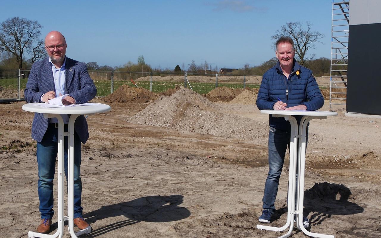 Wethouder Jeroen Huizing en directeur Gert Jan de Wilde van Jarola zetten hun handtekening onder de overeenkomst. Wethouder Jeroen Huizing en directeur Gert Jan de Wilde van Jarola zetten hun handtekening onder de overeenkomst.