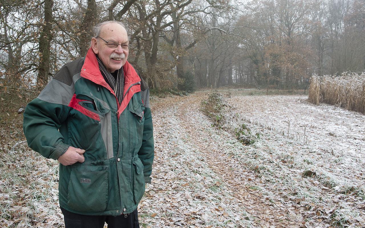 Wim Visscher op het oeroude weggetje in Holthone dat naar het klooster in het bosje achter hem moet hebben geleid. Wim Visscher op het oeroude weggetje in Holthone dat naar het klooster in het bosje achter hem moet hebben geleid.
