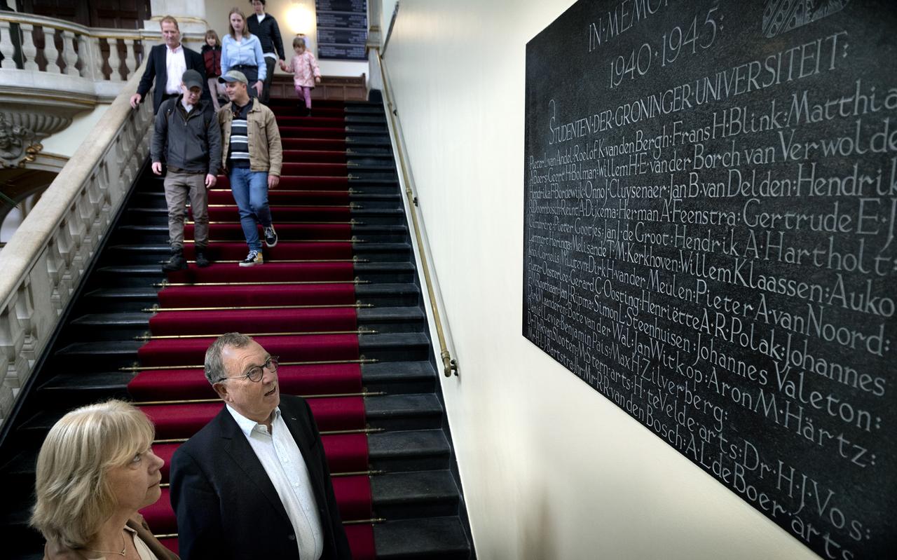 George Mulder en Catrien Santing bij de herdenkingsplaquette in het trappenhuis van het Academiegebouw. George Mulder en Catrien Santing bij de herdenkingsplaquette in het trappenhuis van het Academiegebouw.