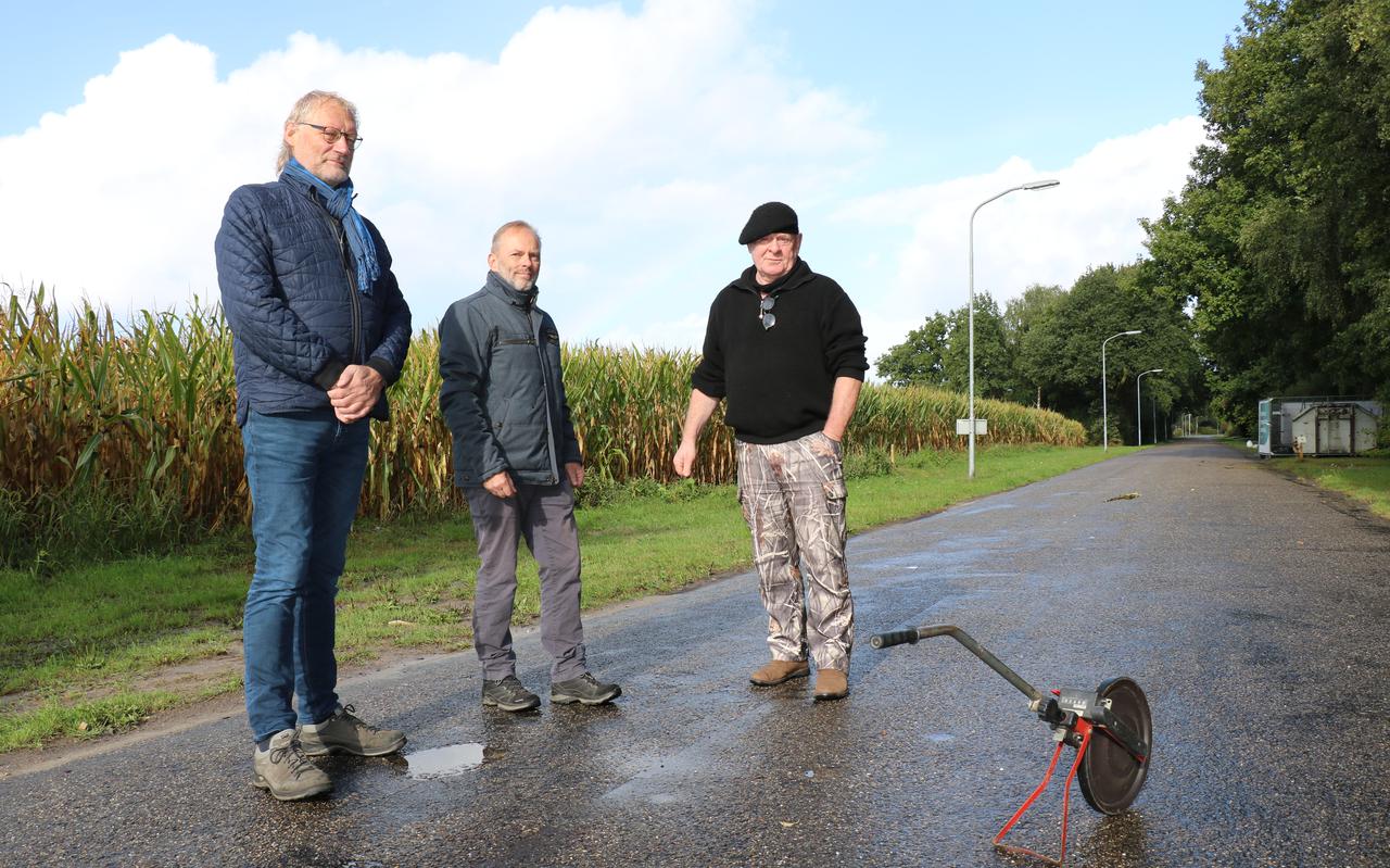 Fractie D66 Aa en Hunze stelt woningbouw voor op landbouwgrond tussen Waardeel en Grolloërstraat in Rolde-Zuid. V.l.n.r. commissieleden Bert Jansen, Bert Jager en fractievoorzitter Arie Fonk. 