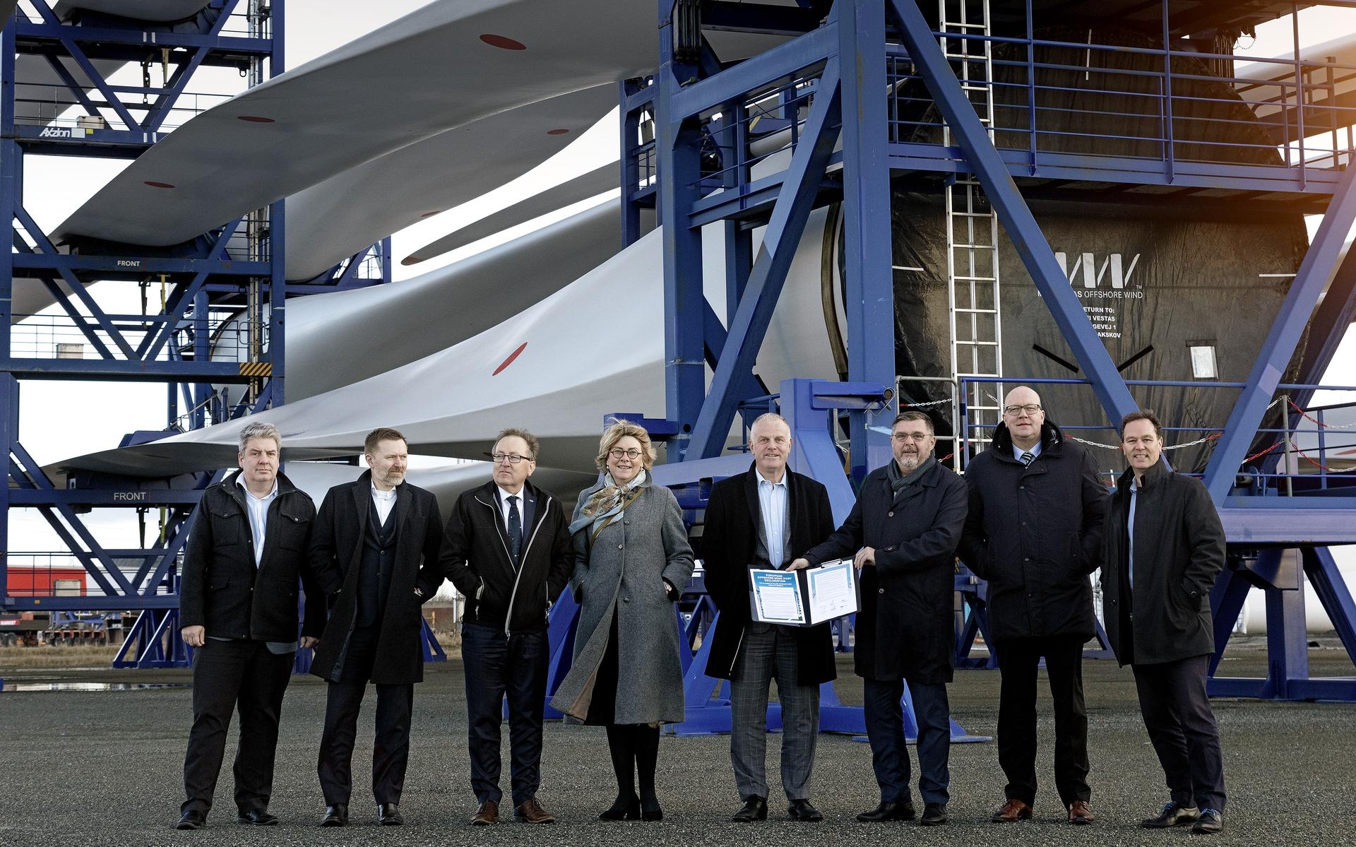 De delegatie in Esbjerg met het ondertekende document.