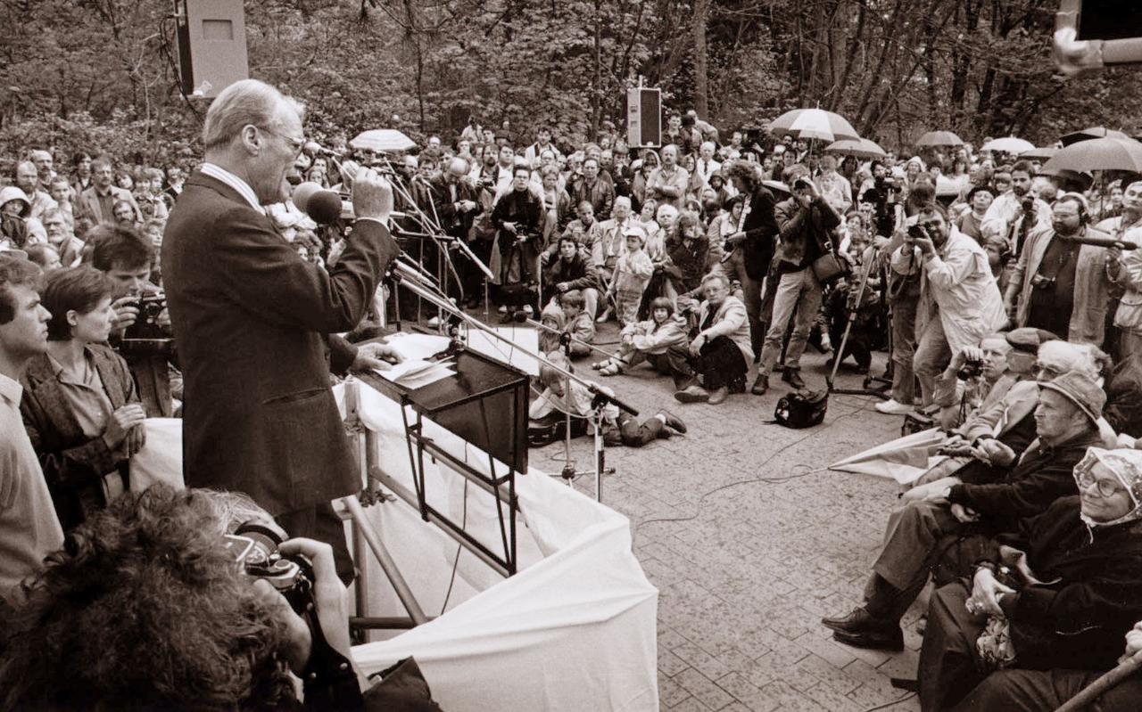 In 1988 voerde voormalig bondskanselier Willy Brandt het woord tijdens de herdenking.