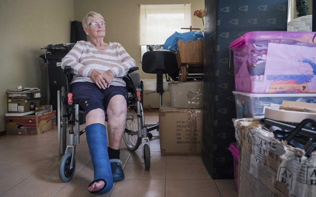 Gea Blik (73) slaapt sinds haar gebroken enkel in een opslagruimte onder haar appartement. Ze heeft zich al drie weken niet kunnen douchen. 