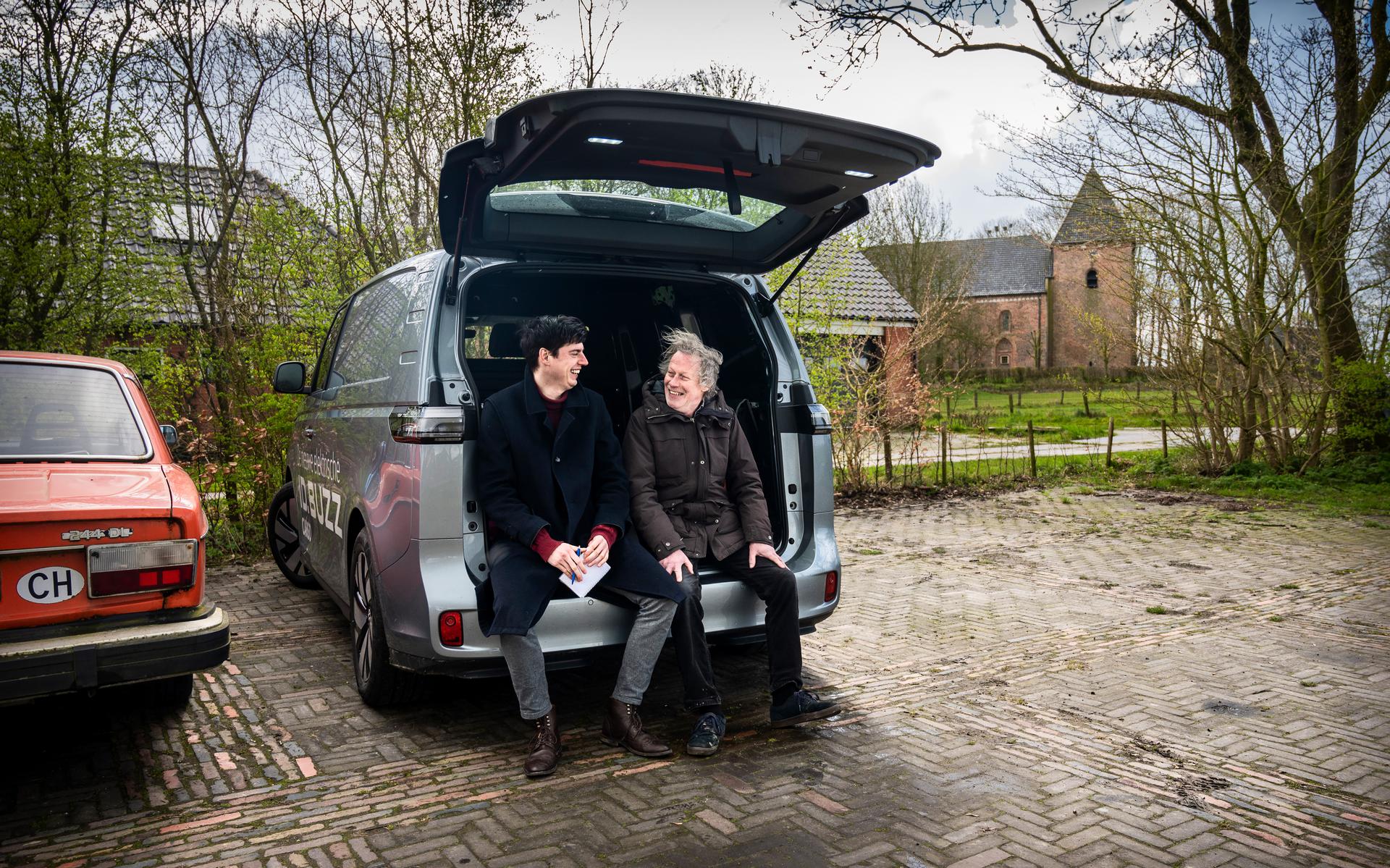DVHN-verslaggevers Remco van Veluwen (l) en Mannus van der Laan in Huizinge.