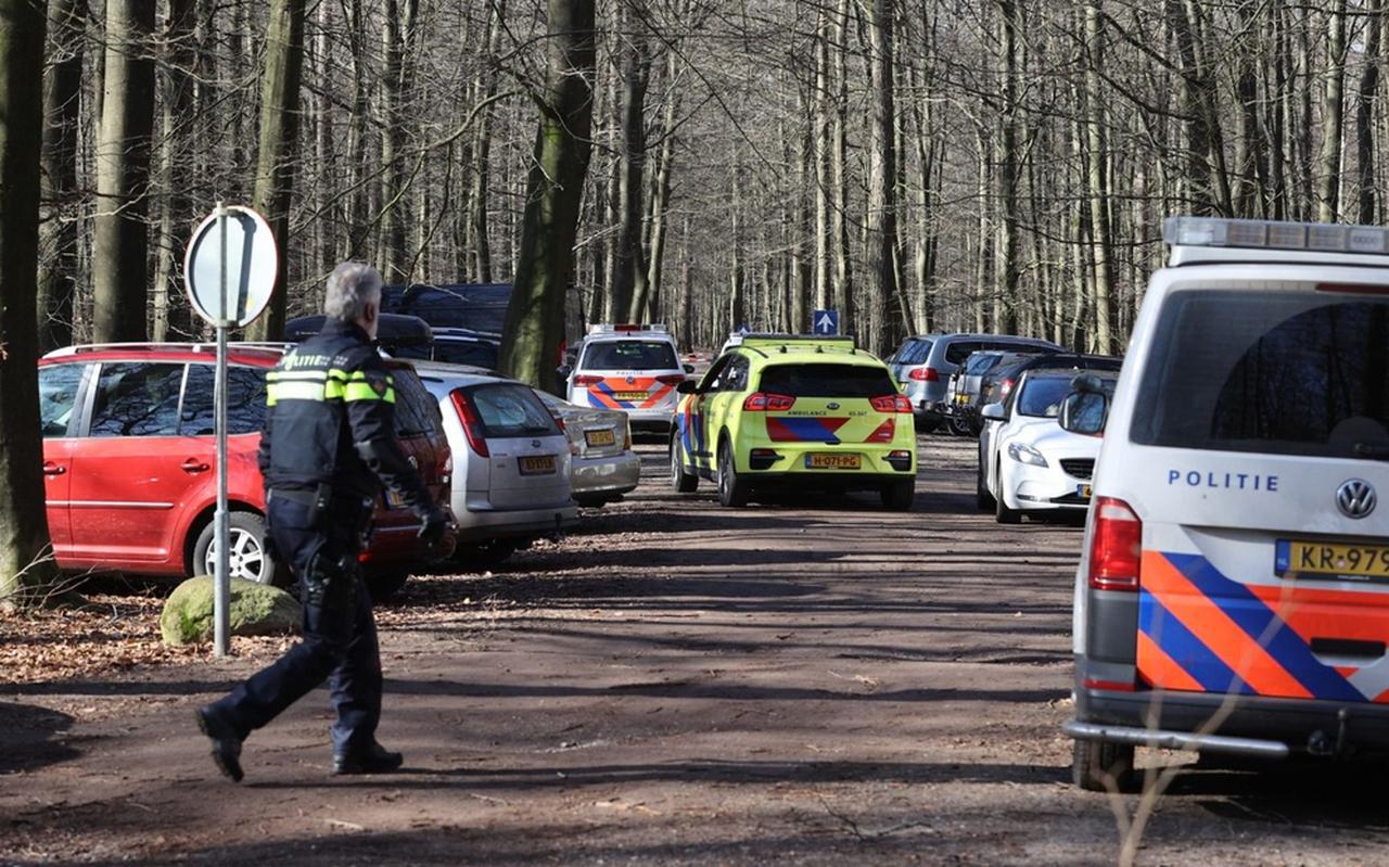 De politie doet onderzoek bij het Boomkroonpad in Drouwen. Foto: Persbureau Drenthe