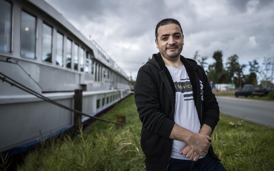 De Syrische Mohammad woont al een jaar op een opvangboot in Groningen.