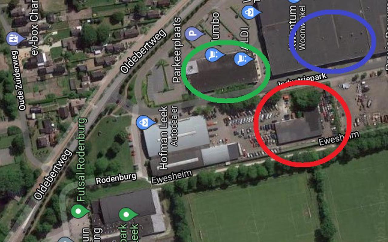 De plek in leek waar de ruzie met de gemeente om draait: op de ene plek (rood, van Hofman Holding) is geen supermarkt toegestaan en aan de overkant van de straat (groen, Jumbo en Aldi) wel. Op de plek van de blauwe cirkel zit de Kwantum.