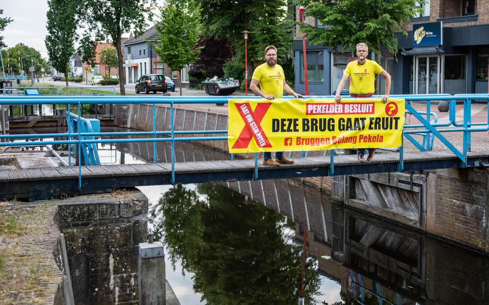 Jetse Woltjer (l) en Maurits Langeler (r) van actiegroep Bruggen Belang Pekela willen dat er een streep gaat door het schrappen van 21 bruggen over het Pekelder Hoofddiep. Dertien bruggen vinden ze te weinig.