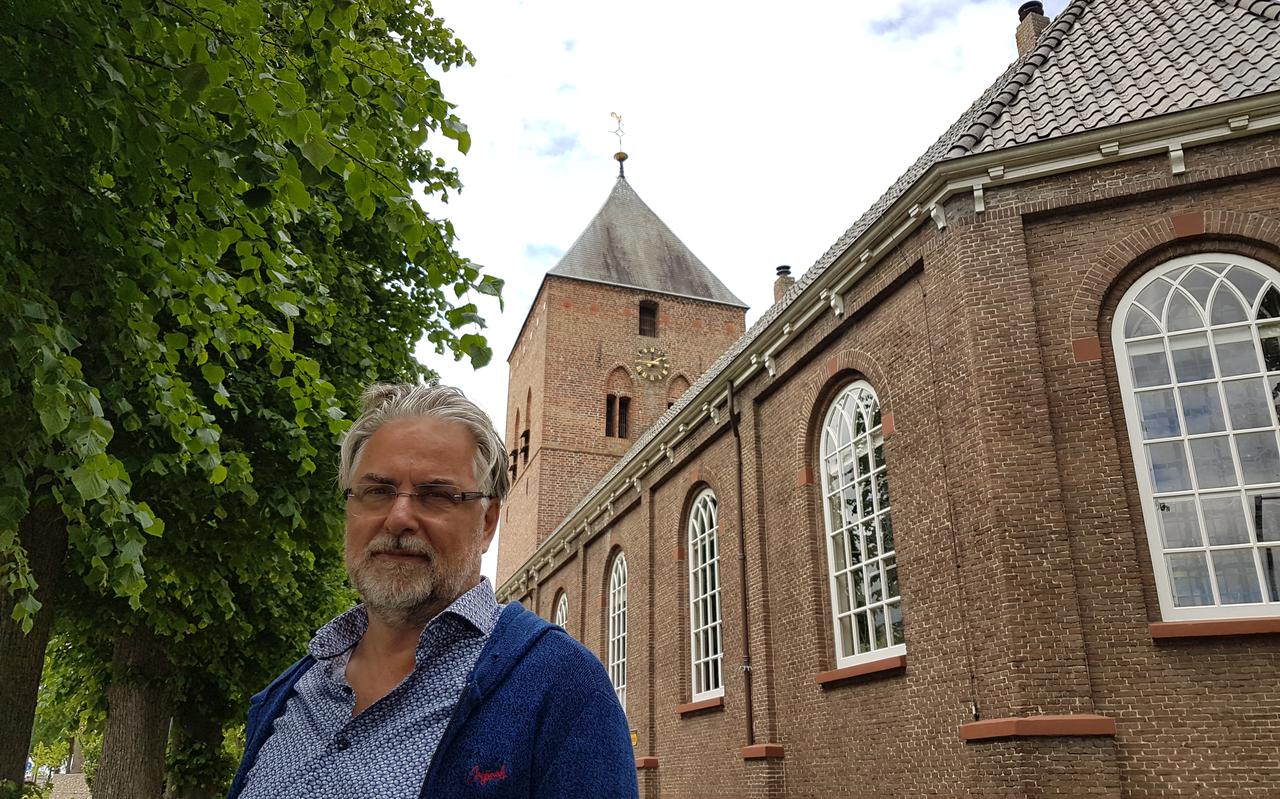 Henk Eggens voor de Willibrordkerk in Borger.