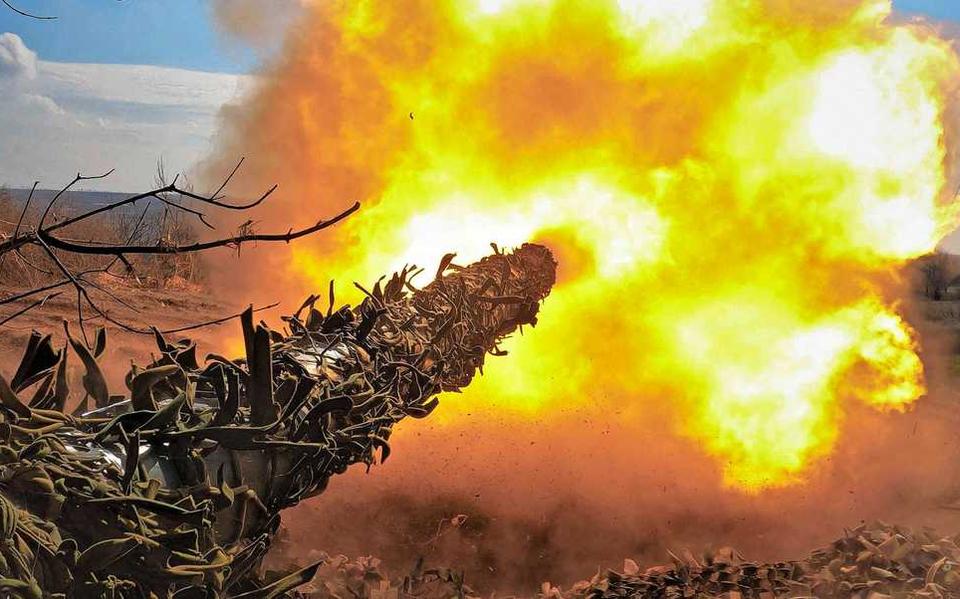 Een Oekraïense T-72 tank vuurt op Russische posities bij Bachmoet.