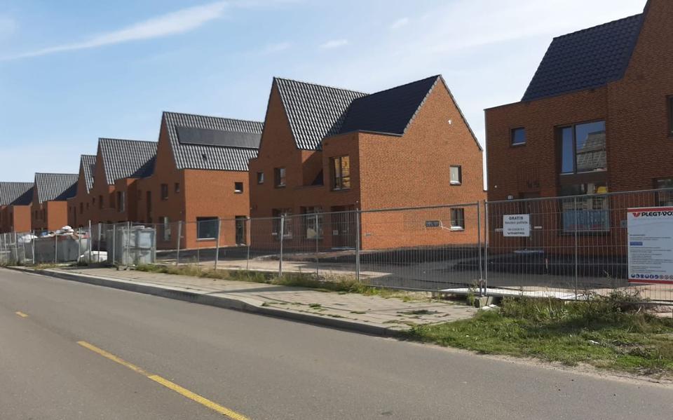 De oplevering van woningen aan de Vossenburglaan in Meerstad is uitgesteld omdat bouwer Plegt-Vos een vergoeding van de kopers wil hebben voor aardbevingsbestendig bouwen.