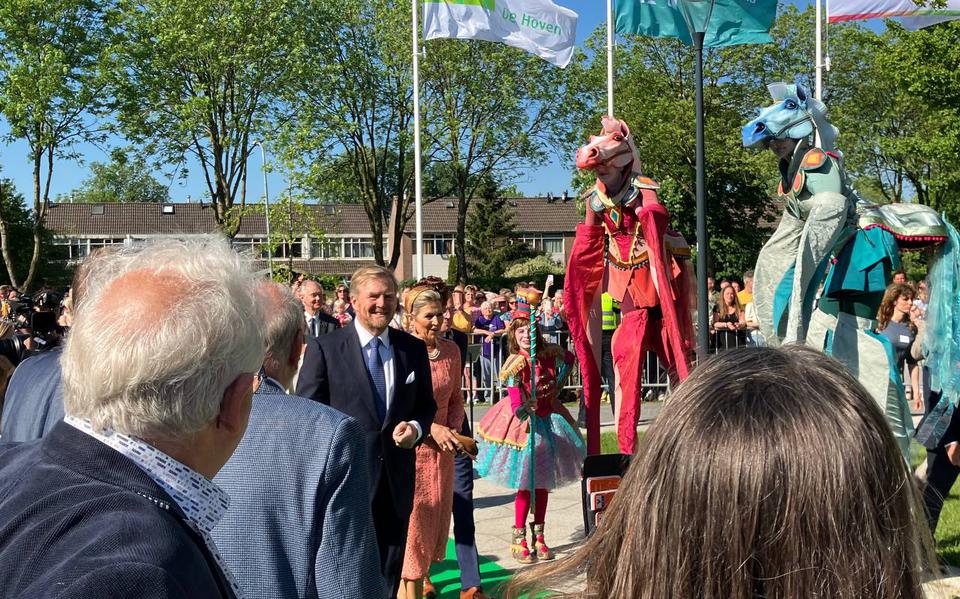 De aankomst in Winsum, waar Koning Willem-Alexander en Koningin Máxima woongemeenschap de Tirrel officieel openden.