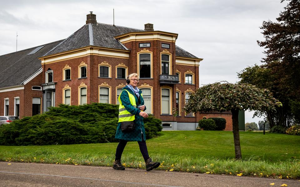 Een deelneemster aan 'Huilende Bruiden' loopt langs de wél goed onderhouden Remkesheerd aan de Hamdijk. 