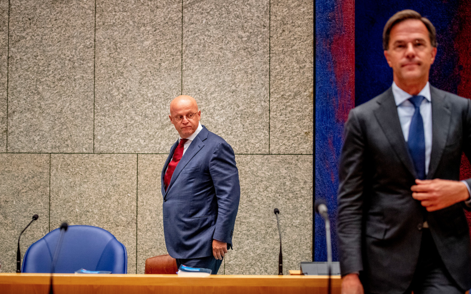 Ministers Ferd Grapperhaus en Mark Rutte tijdens het coronadebat vorige week. 