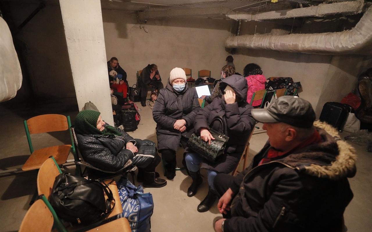 Inwoners van Kiev schuilen 's nachts in de kelder van een school. 