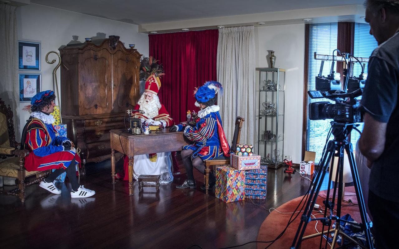 Acteur en theaterproducent Hans Langhout verbouwde zijn huis vorige week tot filmset, waarin de Sint en zijn Pieten zich van werkvertrek naar cadeaukamer konden bewegen. Acteur en theaterproducent Hans Langhout verbouwde zijn huis vorige week tot filmset, waarin de Sint en zijn Pieten zich van werkvertrek naar cadeaukamer konden bewegen.