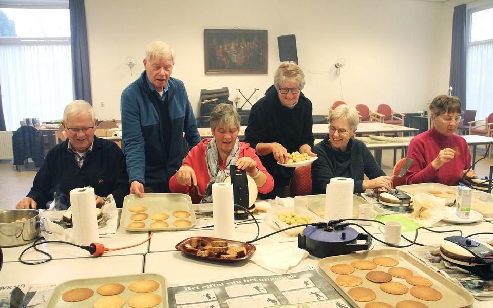 Vrijwilligers van Stichting vrienden van de Grote Kerk in Veendam bakken kniepertjes. 