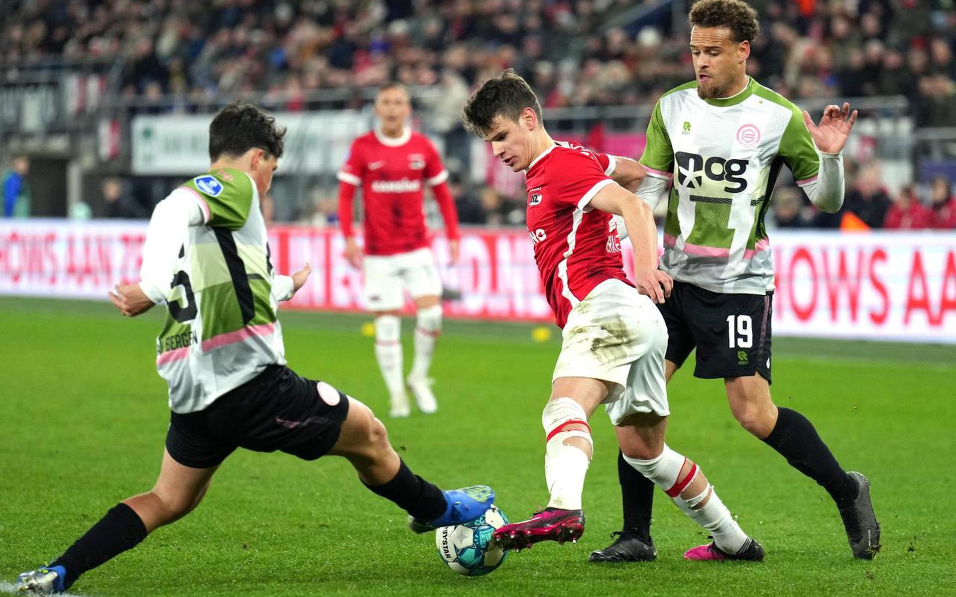 Liam van Gelderen (rechts) probeert samen met zijn medespeler Thom van Bergen de AZ-speler Milos Kerkez af te stoppen.