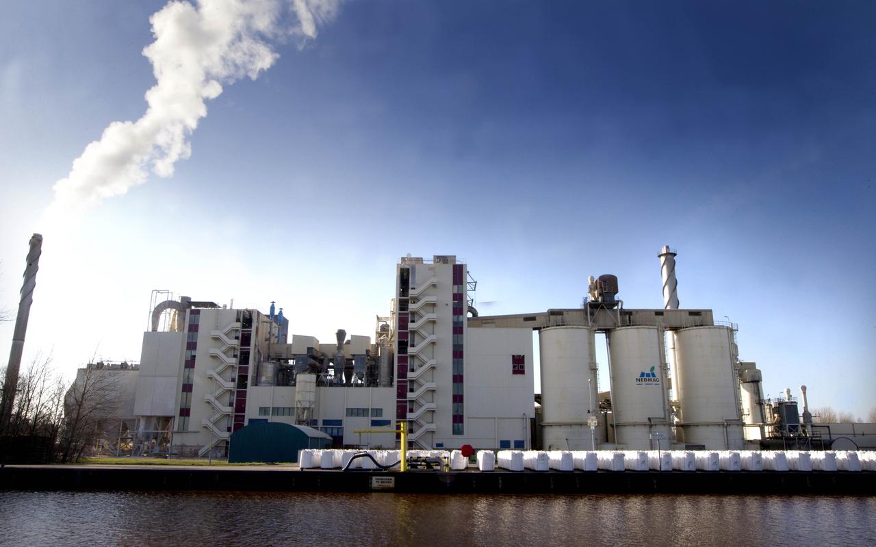Als het aan het ministerie van Economische Zaken en Klimaat ligt, blijft de schoorsteen bij Nedmag in Veendam nog jaren roken. Als het aan het ministerie van Economische Zaken en Klimaat ligt, blijft de schoorsteen bij Nedmag in Veendam nog jaren roken.