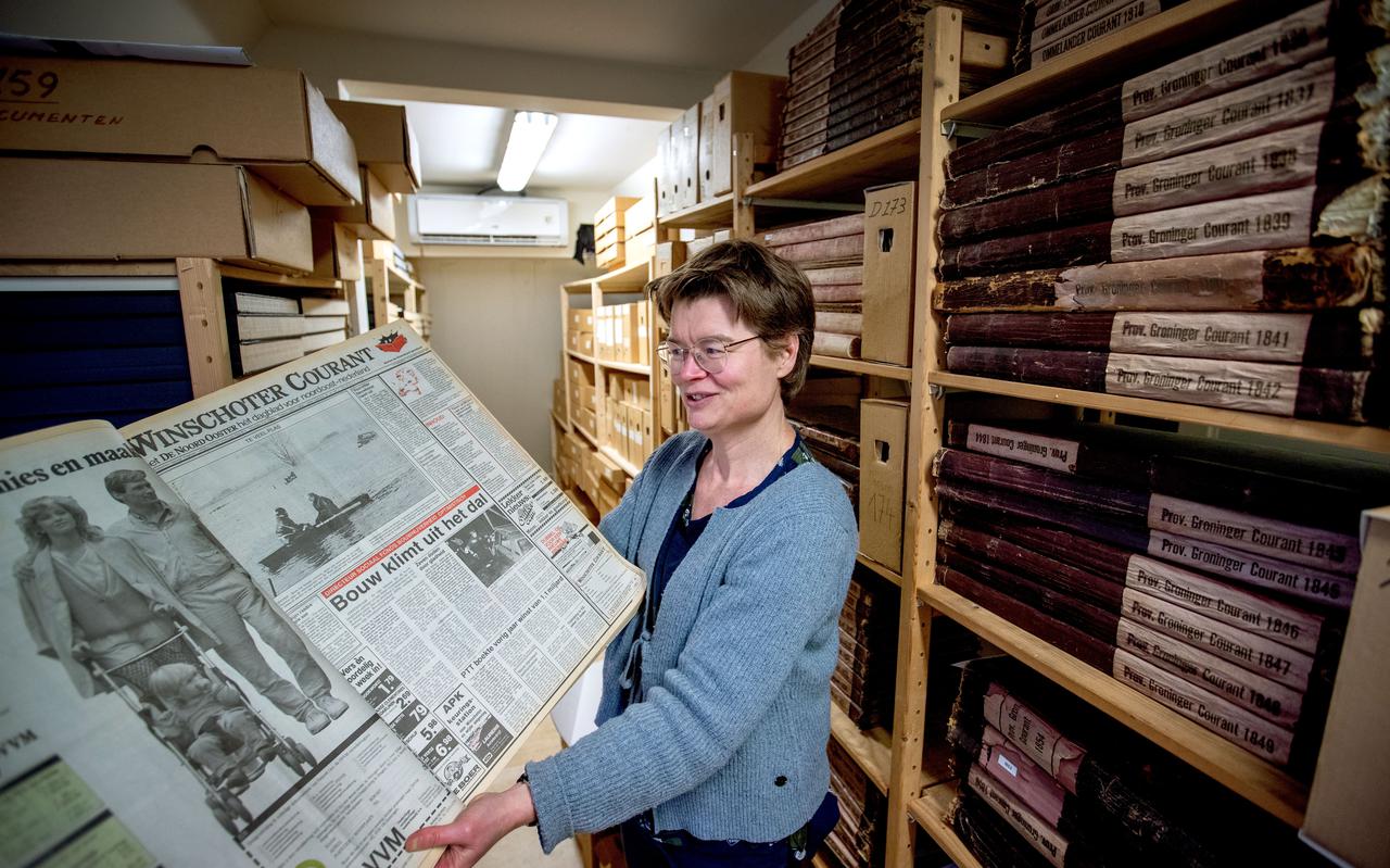 Helen Kämink in het Huisje Manning dat zucht onder het gewicht van meer dan 100 jaar aan kranten.