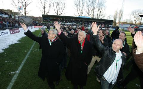 Otto Roffel (links) tijdens het afscheid van het Oosterparkstadion in december 2005. Naast hem Abel Alting en Jan van Dijk.