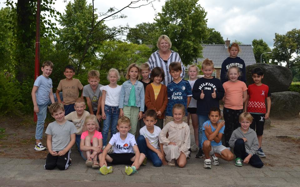Juf Jannie op de laatste werkdag met haar leerlingen van groep 3 van de Bonnerschool in Gieten. 