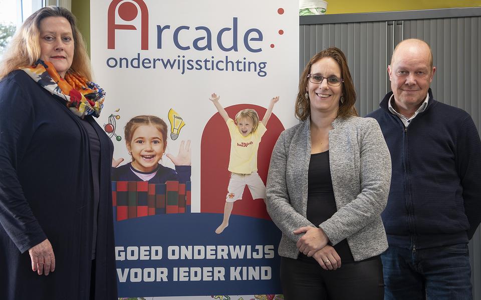 Voorzitter Aranka van Heyningen van het College van Bestuur (links), de nieuwe voorzitter Alice Hofacker van de Gemeenschappelijke Medezeggenschapsraad (GMR) en voorzitter Edwin Dommerholt van de Raad van Toezicht van Arcade.