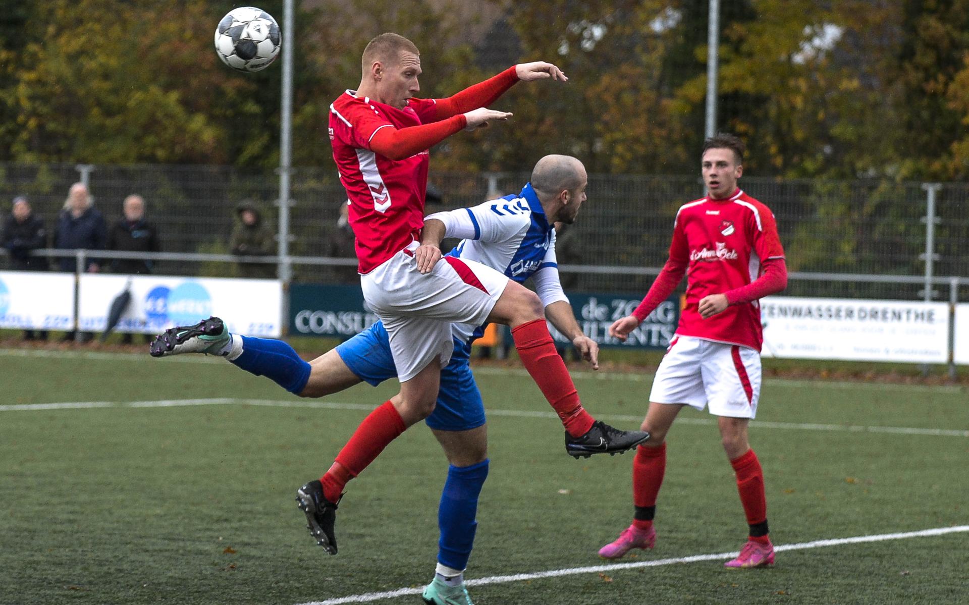 Tim Veltink van Annen maakt wereldgoal tegen Valthermond, maar gaat toch mopperend van het veld